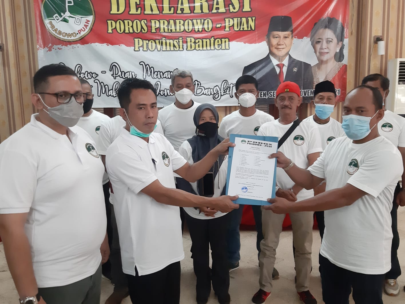 Sekelompok orang yang tergabung sebagai relawan yang mengatasnamakan diri sebagai Poros Prabowo-Puan.
