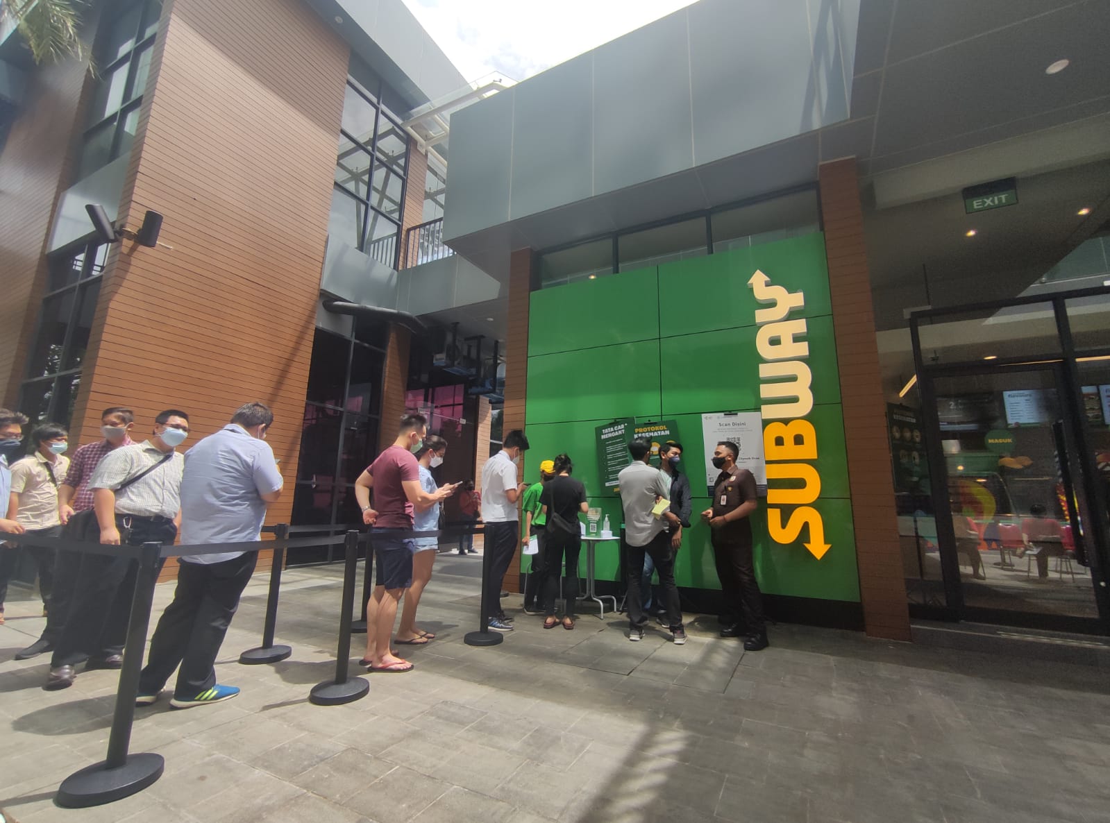 Restoran cepat saji Subway secara resmi dibuka di ground floor Citywalk Elvee, Kawasan Lippo Village Karawaci, Jalan Boulevard Jenderal Sudirman, Kecamatan Kelapa Dua, Kabupaten Tangerang, Senin, 29 November 2021.