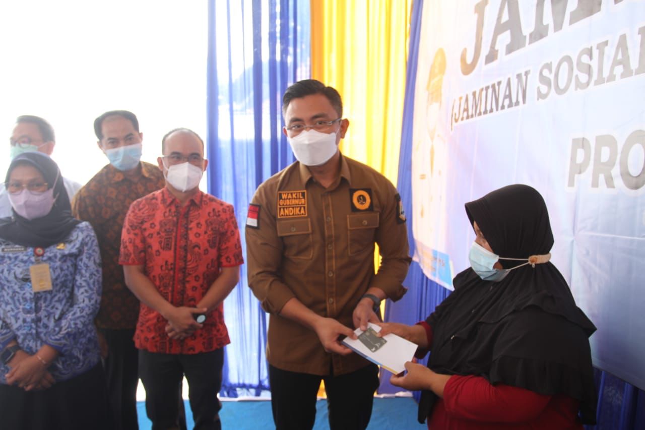 Wakil Gubernur Banten Andika Hazrumy memberikan langsung bantuan sosial kepada perwakilan rumah tangga sasaran (RTS) dari 50 ribu rumah tangga sasaran (RTS).