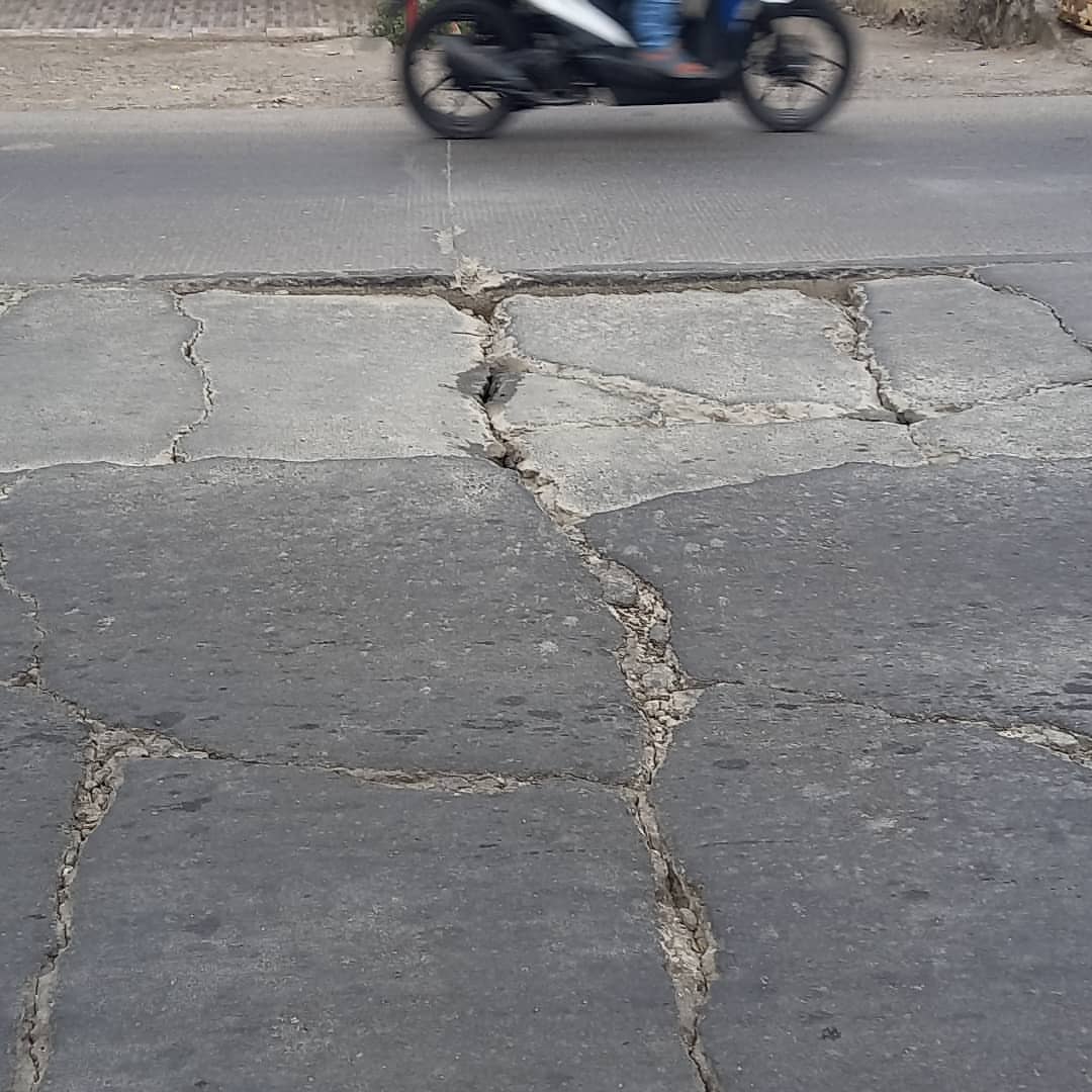 satu unit motor mengalami patah hingga terbagi dua akibat menghantam jalan rusak Jalan Raya Mauk, Kecamatan Sepatan, Kabupaten Tangerang.