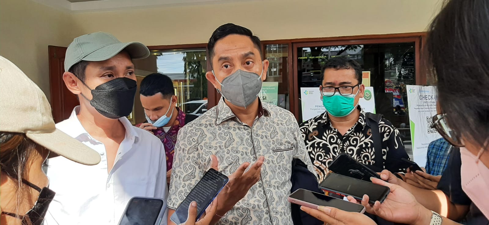 Suasana sidang penganiayaan pasangan suami istri L dan AO malah menjadi terdakwa setelah dilaporkan balik ke kepolisian di Pengadilan Negeri (PN) Tangerang.