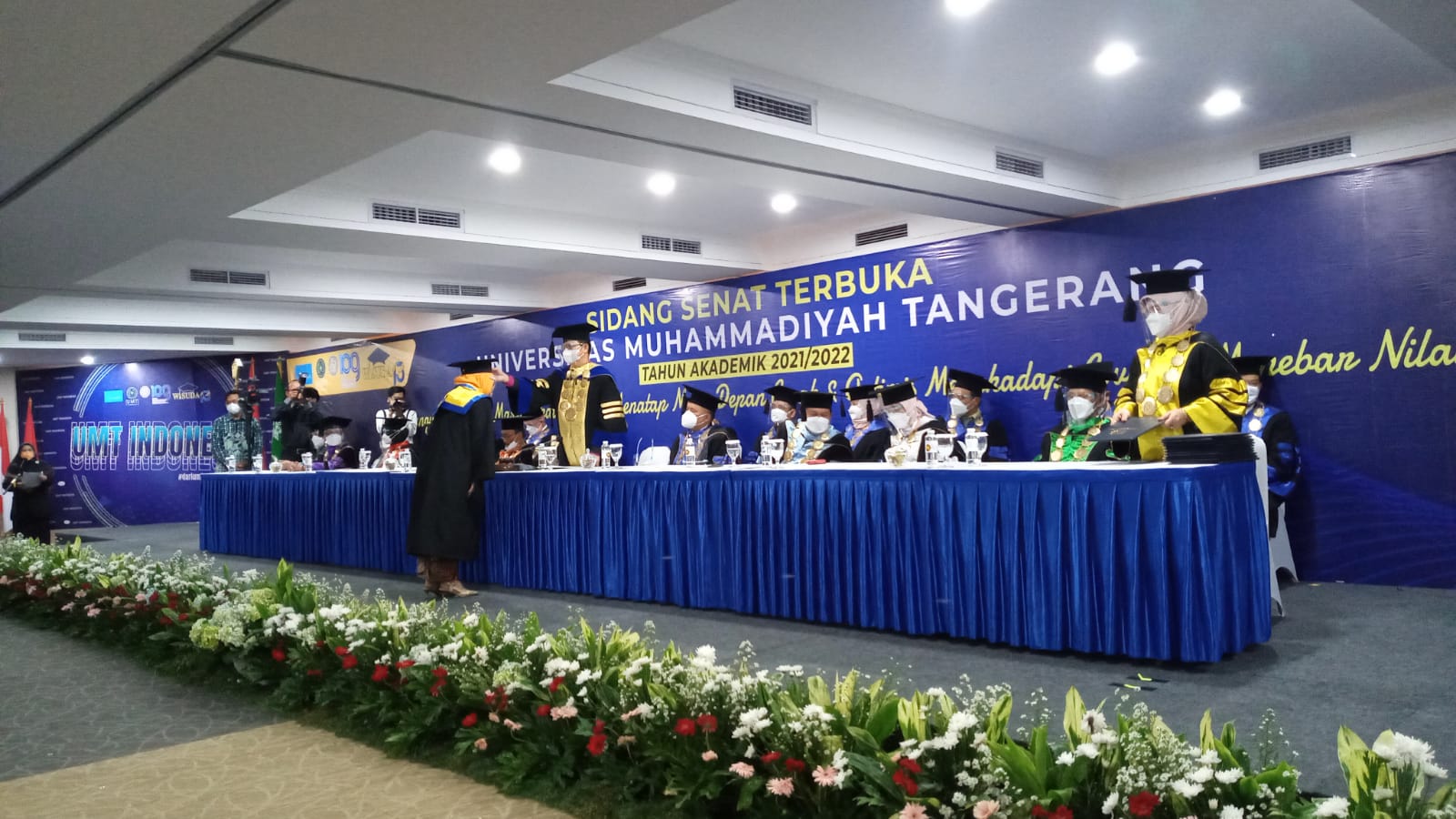 Kegiatan wisuda mahasiswa Universitas Muhammadiyah Tangerang (UMT) secara bertahap di Aula Jenderal Sudirman, Kampus UMT.