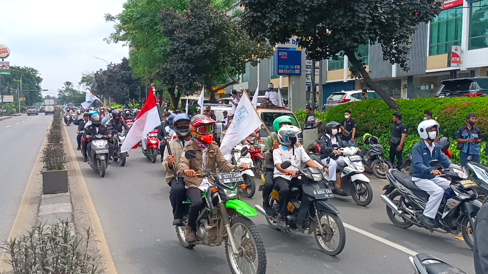 Ribuan buruh dari berbagai serikat pekerja ini bergerak dari sejumlah titik Kota Tangerang, Senin 6 Desember 2021.