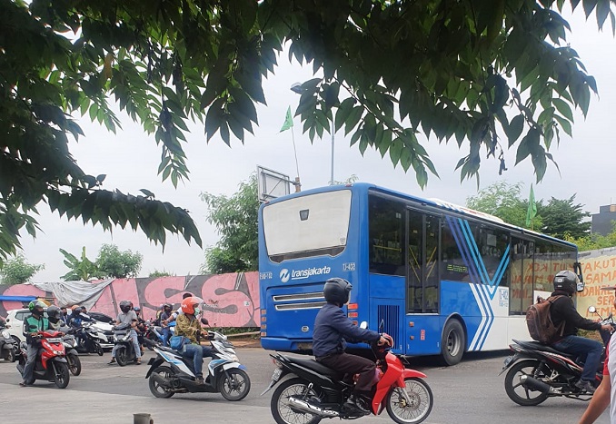 TANGERANGNEWS.com-Bus Transjakarta mengalami kecelakaan tunggal di kawasan Kecamatan Larangan, Kota Tangerang, pada Senin 6 Desember 2021. Insiden yang terjadi pukul 09.10 WIB ini disebabkan sang sopir bus yang diduga lalai