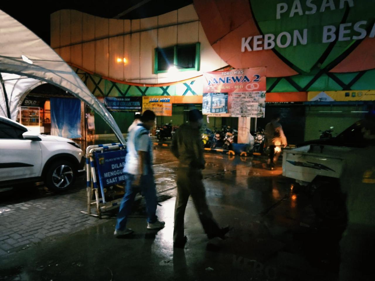 Petugas saat berbaris sebelum melakukan operasi pengawasan pada malam hari, Kota Tangerang.