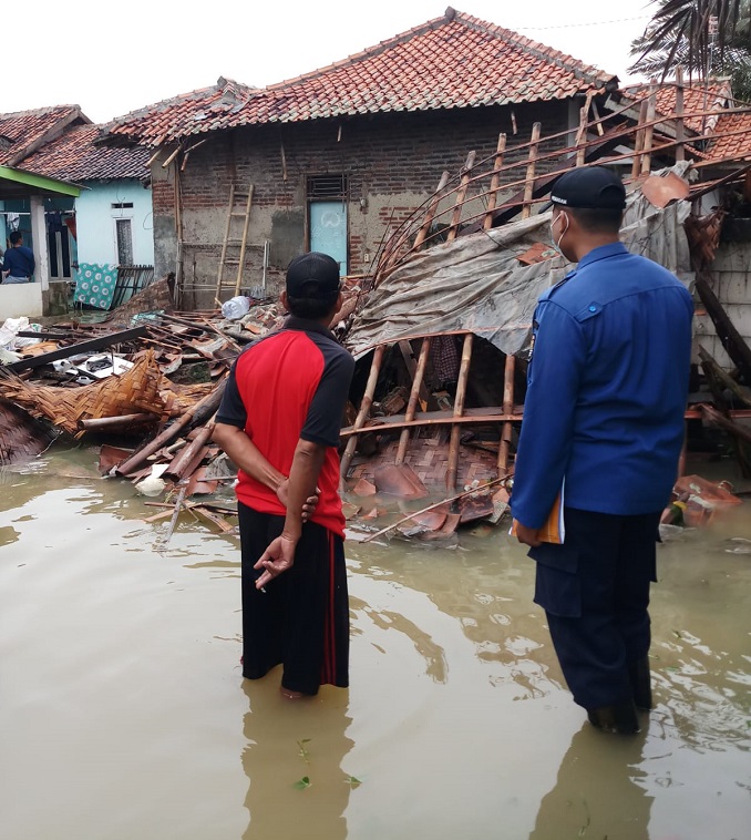 Puluhan rumah warga yang bermukim di Desa Pangedangan Ilir, Kecamatan Kronjo, Kabupaten Tangerang, terendam banjir, Selasa, 7 Desember 2021.