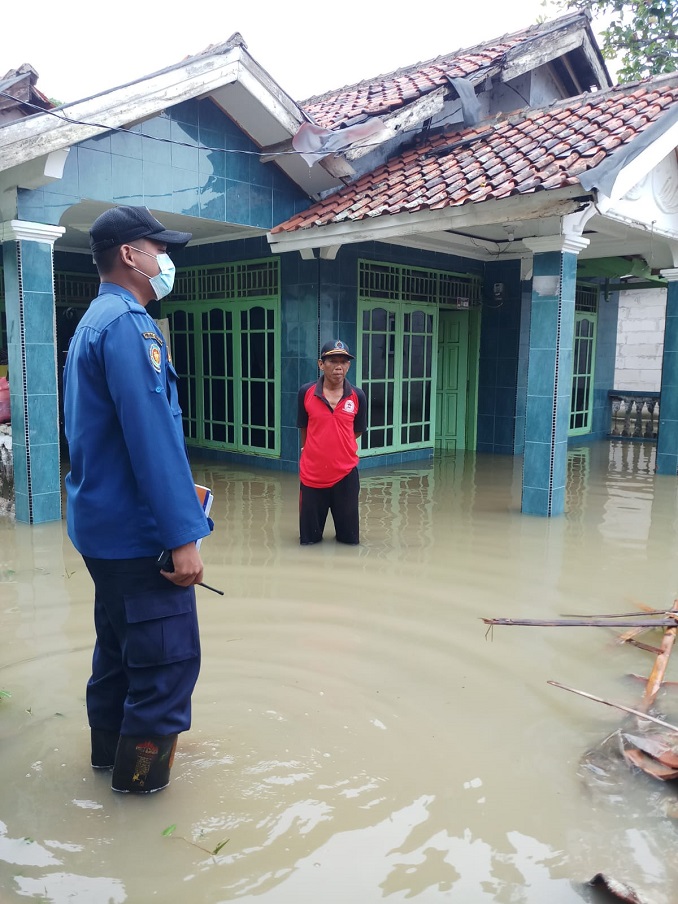 Puluhan rumah warga yang bermukim di Desa Pangedangan Ilir, Kecamatan Kronjo, Kabupaten Tangerang, terendam banjir, Selasa, 7 Desember 2021.