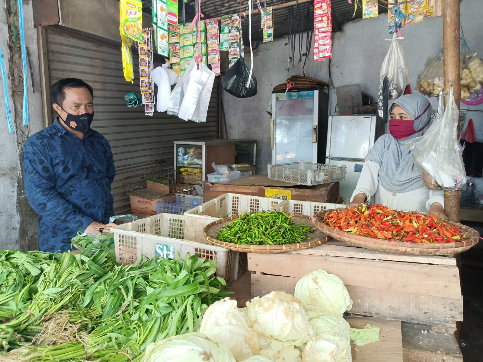	Jefri Benyamin, Pengelola Pasar Swadaya Sangiang Jaya saat berdialog dengan pedagang Pasar Swadaya Sangiang Jaya, Kecamatan Periuk, Kota Tangerang pada Selasa 7 Desember 2021.