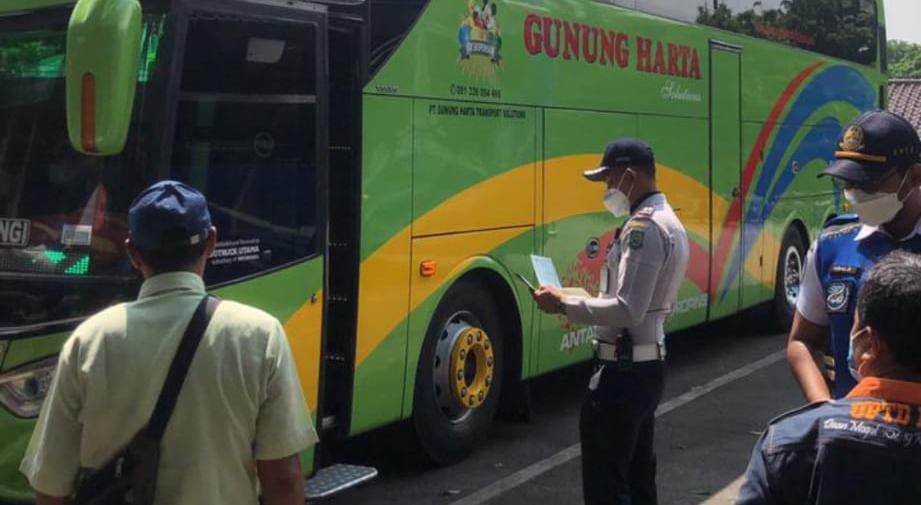 Badan Pengelola Transportasi Jabodetabek (BPTJ) bekerja sama dengan Dinas Perhubungan (Dishub) Kota Tangerang menggelar ramp check armada bus di Terminal Poris Plawad, Rabu 8 Desember 2021.