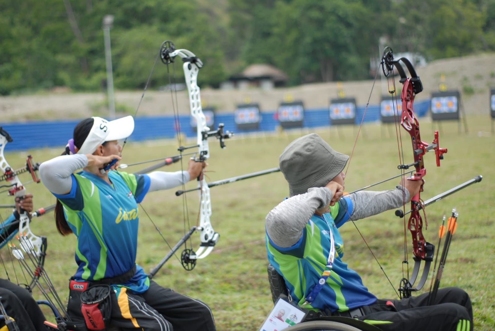 Kapolres Tangsel AKBP Iman Imanuddin memberikan penghargaan dan bonus kepada Zainudin pegawai penyandang disabilitas yang bekerja di Polres Tangerang Selatan.