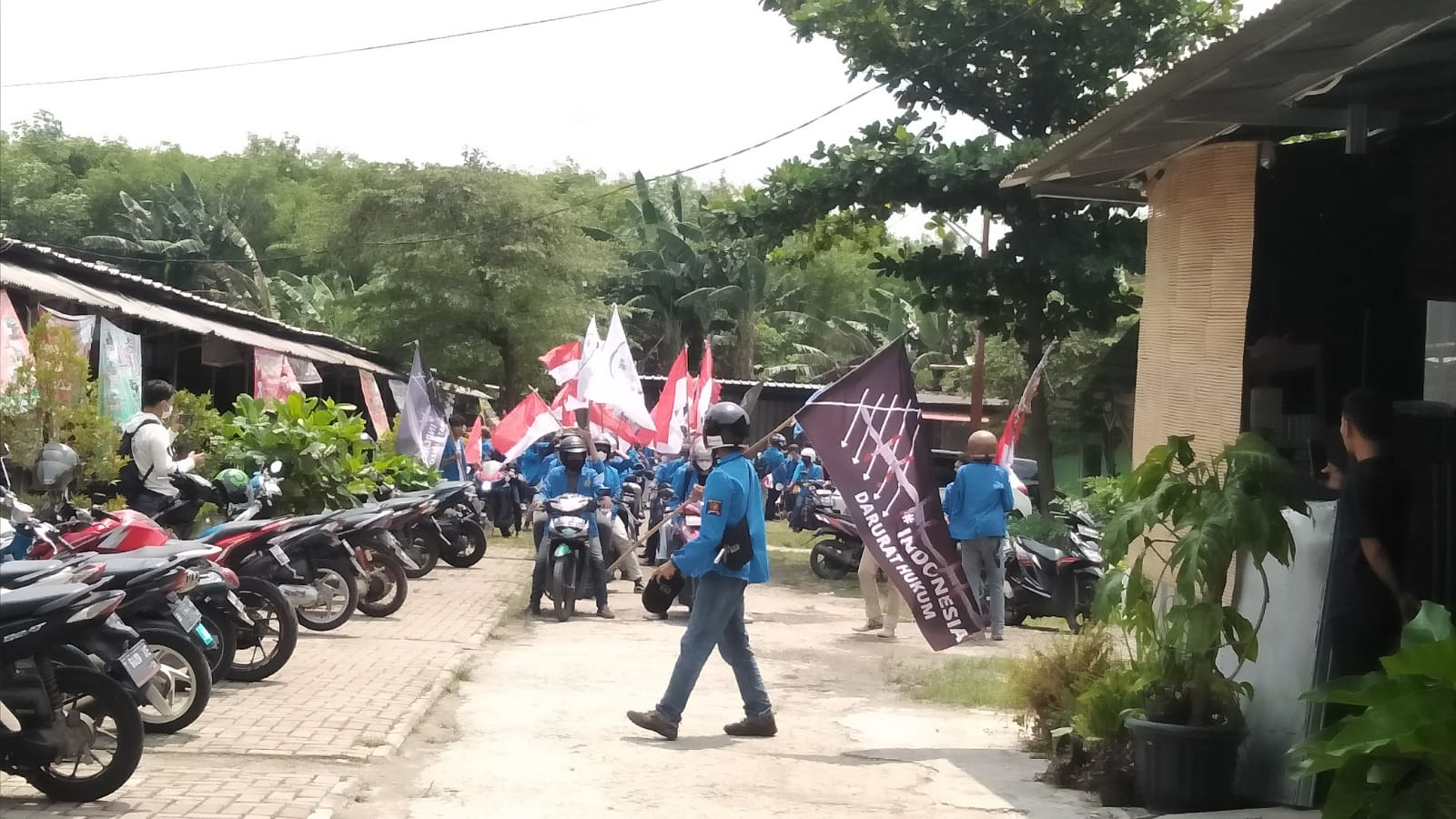 Sekitar 100 mahasiswa dari Jadodetabek yang tergabung dalam Front Millenial Jabodetabek (FMJ) berangkat ke gedung Komisi Pemberantasan Koruspi (KPK), Jakarta, untuk melakukan aksi damai, Kamis 9 Desember 2021.