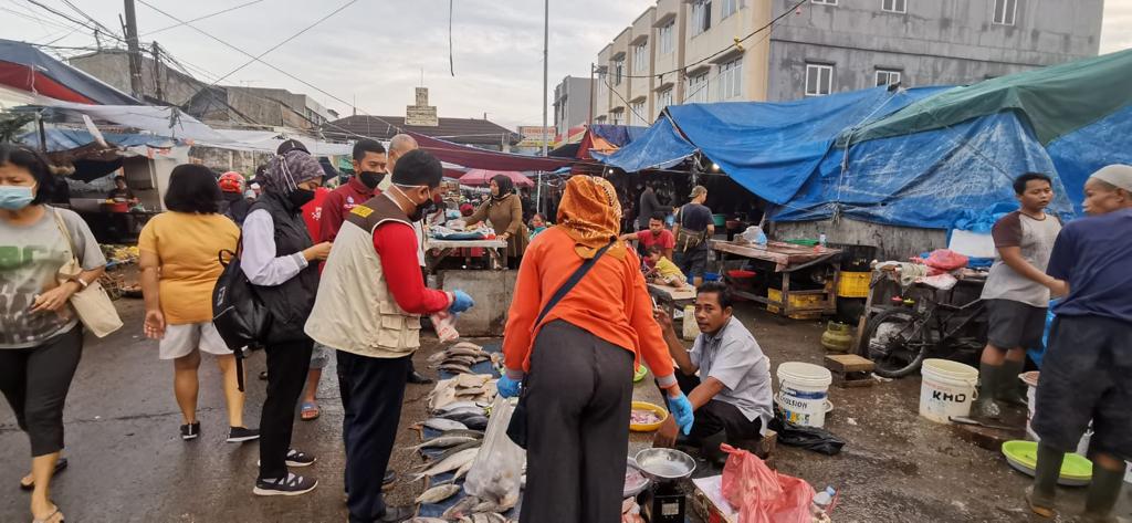 Sejumlah jenis pangan di Pasar Anyar, Kota Tangerang diperiksa yang dilakukan Dinas Ketahanan Pangan (DKP) dan Dinas Kesehatan Kota Tangerang.