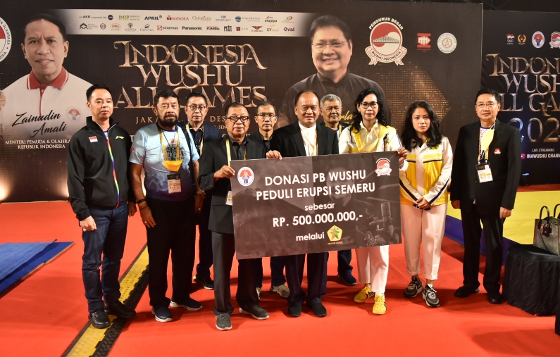 Pengurus Besar Wushu Indonesia (PB WI) pimpinan Airlangga Hartarto menunjukkan kepedulian terhadap korban bencana alam erupsi Gunung Semeru dengan menyerahkan bantuan senilai Rp500 juta melalui Yellow Clinic.