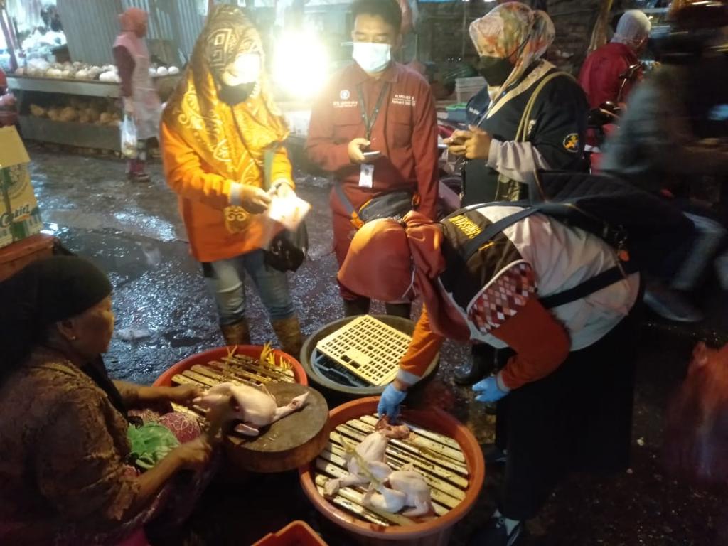 Sejumlah jenis pangan di Pasar Anyar, Kota Tangerang diperiksa yang dilakukan Dinas Ketahanan Pangan (DKP) dan Dinas Kesehatan Kota Tangerang.