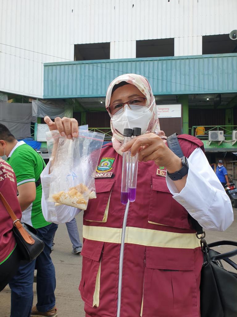 Sejumlah jenis pangan di Pasar Anyar, Kota Tangerang diperiksa yang dilakukan Dinas Ketahanan Pangan (DKP) dan Dinas Kesehatan Kota Tangerang.