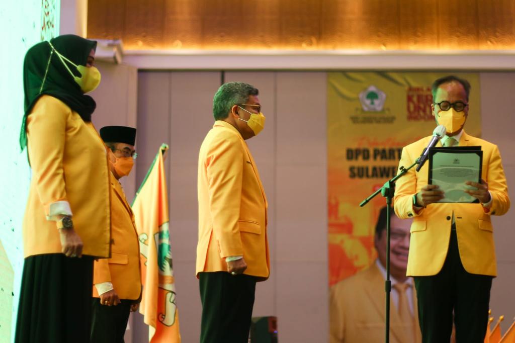 Ketua Umum DPP Partai Golkar Airlangga Hartarto saat di dampingi wakilnya.