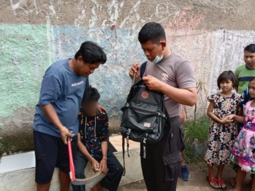 	Salah satu pelajar di Tangerang kembali melakukan tawuran di amankan petugas gabungan di Jalan Prabu Kian Santang , Jatiuwung, Kota Tangerang, Sabtu 11 Desember 2021 sekitar pukul 14.30.