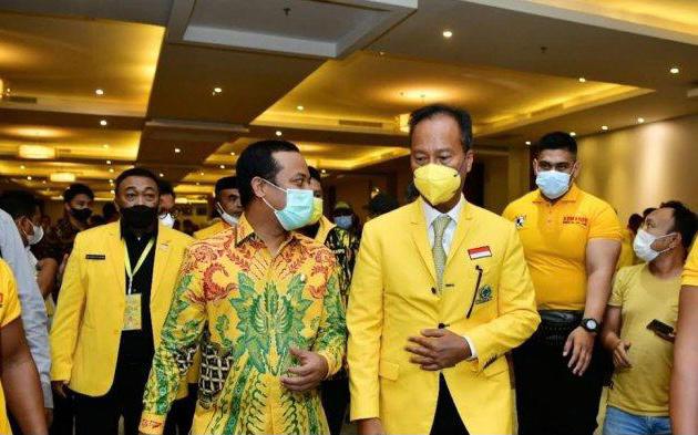 Ketua Umum DPP Partai Golkar Airlangga Hartarto saat di dampingi wakilnya.