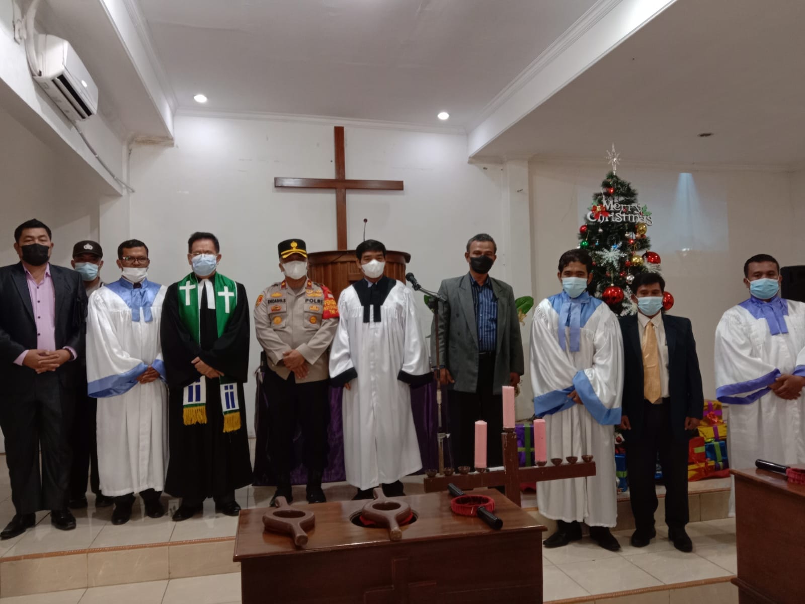 Aparat Polsek Benda, Kota Tangerang melakukan pengecekan ke sejumlah gereja di wilayah hukumnya untuk memastikan keamanan menjelang perayaan Natal 2021 dan Tahun Baru 2022.