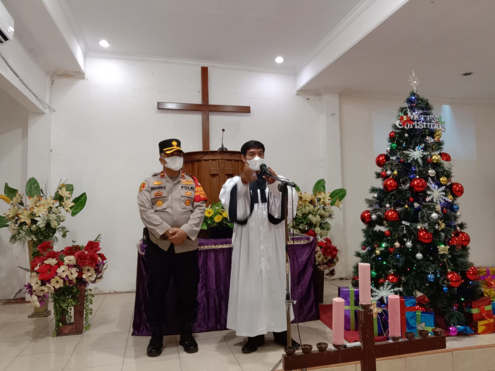 Aparat Polsek Benda, Kota Tangerang melakukan pengecekan ke sejumlah gereja di wilayah hukumnya untuk memastikan keamanan menjelang perayaan Natal 2021 dan Tahun Baru 2022.