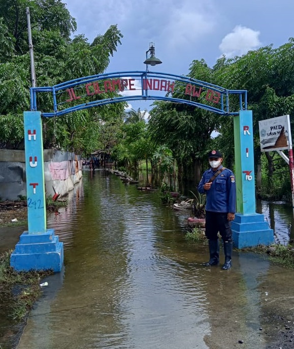 Kawasan yang terendam banjir di Desa Salembaran Jaya, Kecamatan Kosambi, Kabupaten Tangerang, Senin 13 Desember 2021.