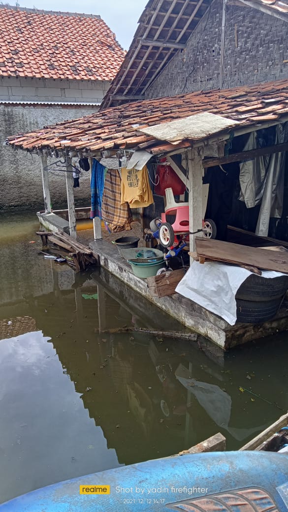 Kawasan yang terendam banjir di Desa Salembaran Jaya, Kecamatan Kosambi, Kabupaten Tangerang, Senin 13 Desember 2021.