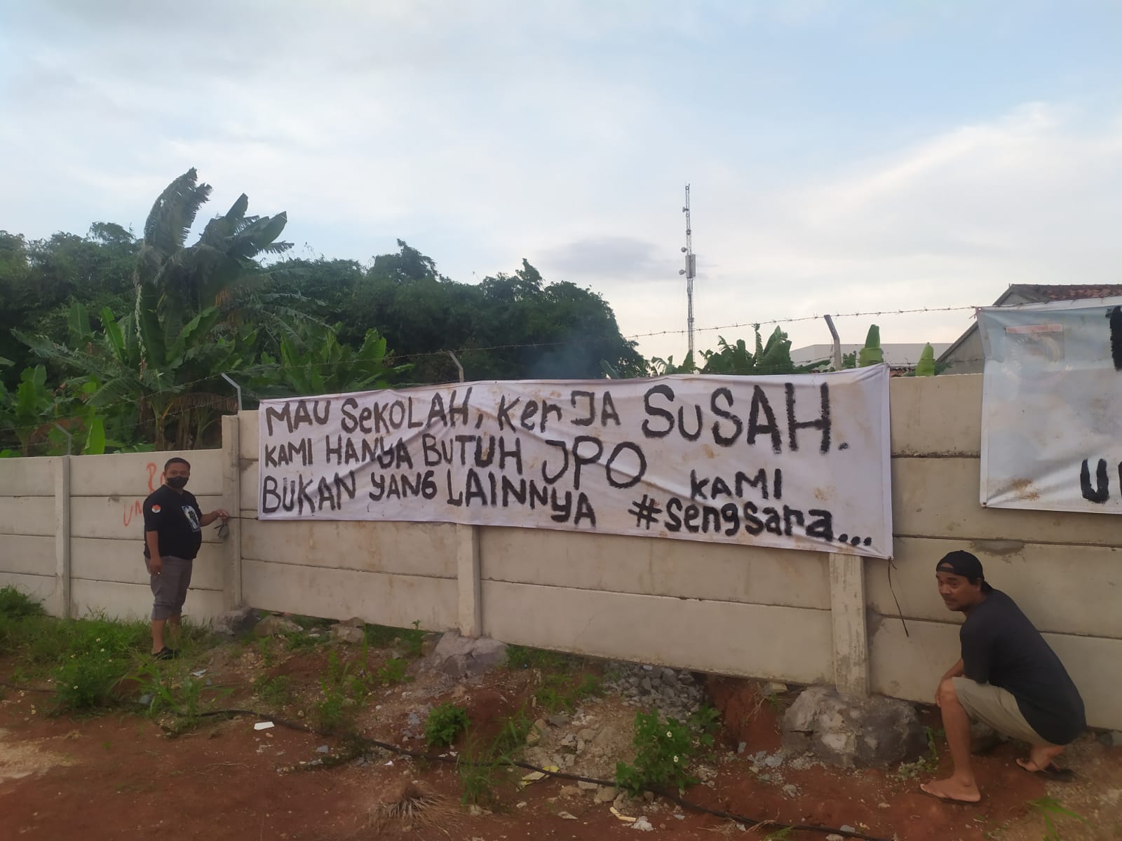 Spanduk berisikan protes para warga terpasang di sisi proyek pembangunan Tol Serpong-Balaraja (Serbaraja), tepatnya di wilayah Cilenggang, Serpong, Tangerang Selatan. 