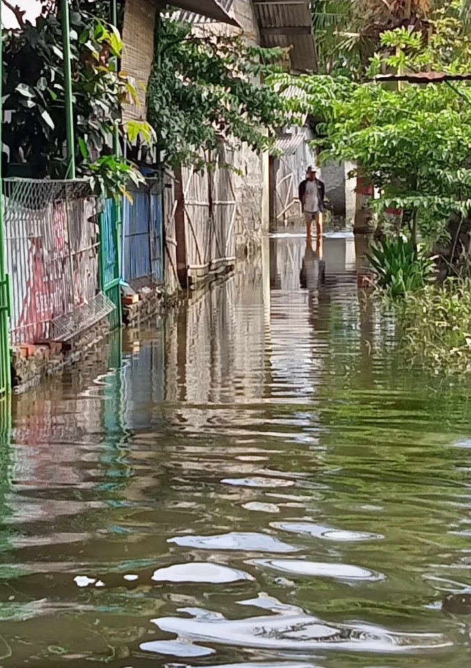 Kawasan yang terendam banjir di Desa Salembaran Jaya, Kecamatan Kosambi, Kabupaten Tangerang, Senin 13 Desember 2021.