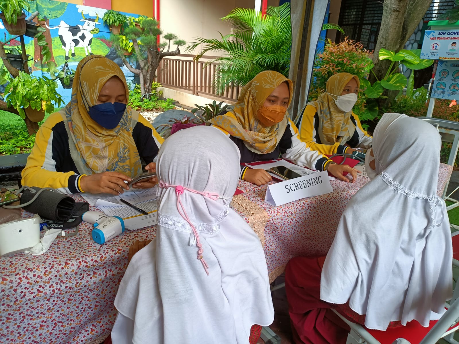 Anak-anak yang berusia 6-11 tahun di Kota Tangerang divaksinasi Covid-19 jenis Sinovac secara perdana mulai hari ini, Selasa 14 Desember 2021.