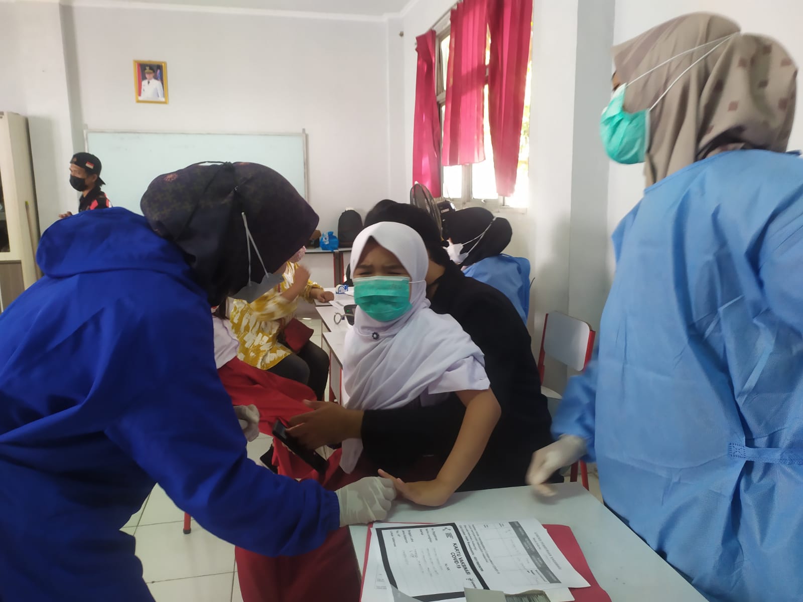 Anak berusia 6-11 tahun di Kota Tangerang Selatan mulai menjalani vaksinasi di Sekolah Dasar Negeri (SDN) Rawa Buntu 3, Serpong, Tangerang Selatan, Selasa, 14 Desember 2021. 