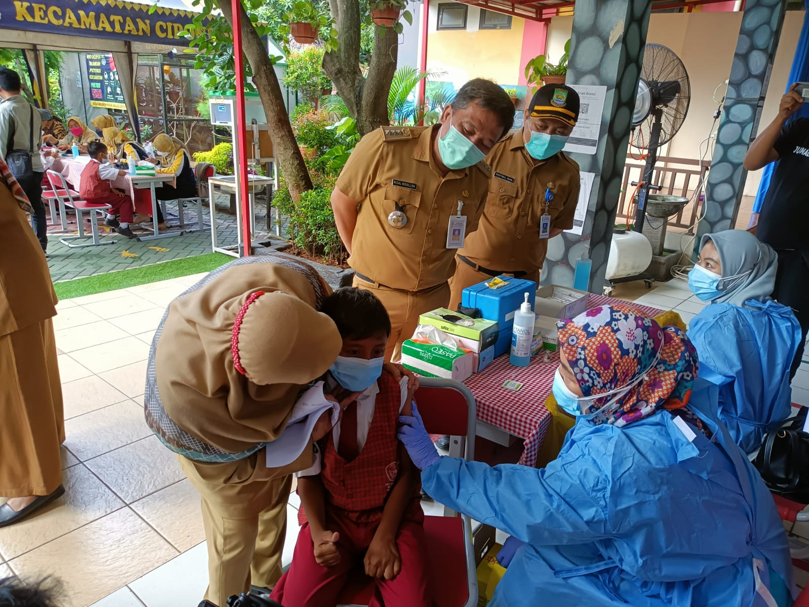 Anak-anak yang berusia 6-11 tahun di Kota Tangerang divaksinasi Covid-19 jenis Sinovac secara perdana mulai hari ini, Selasa 14 Desember 2021.