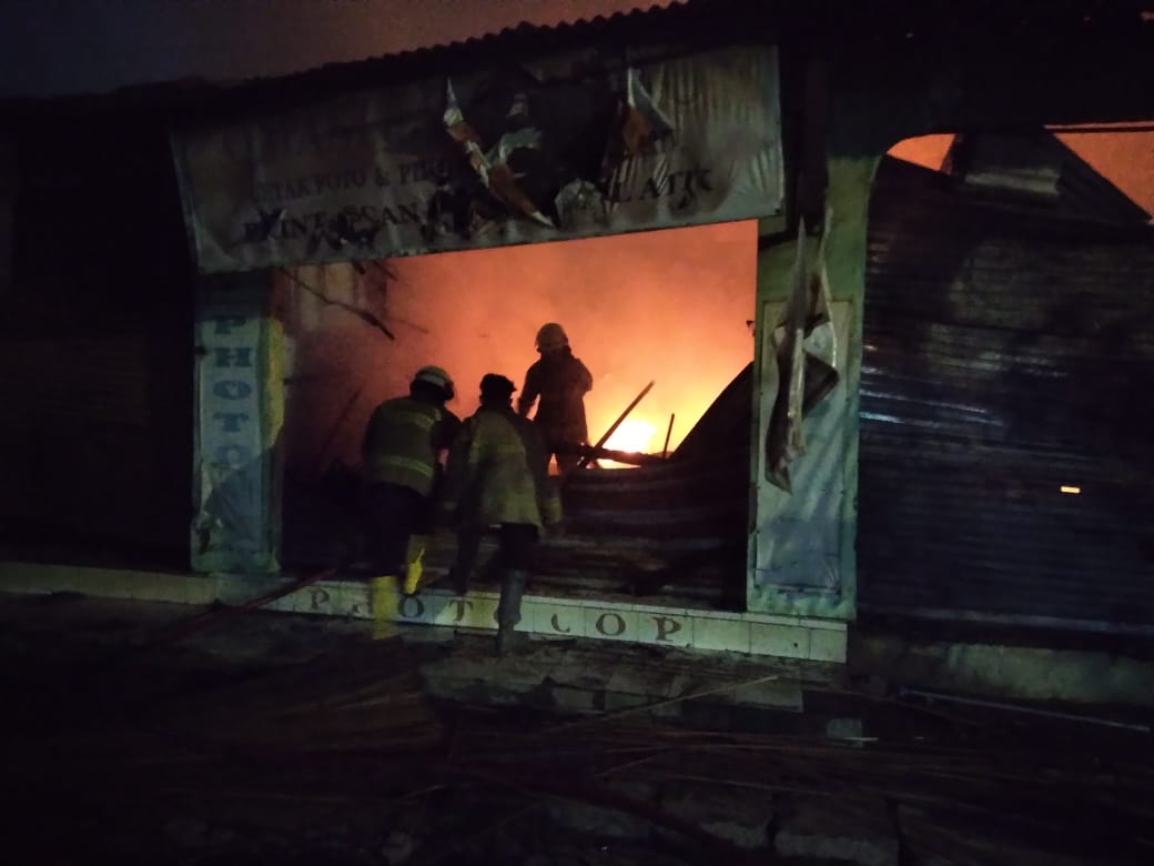 Tujuh unit Ruko di Jalan Raya Pasar Kemis, Cilongok, RT04/04, Sukamantri, Kecamatan Pasar Kemis, terbakar, Rabu 15 Desember 2021, dini hari.