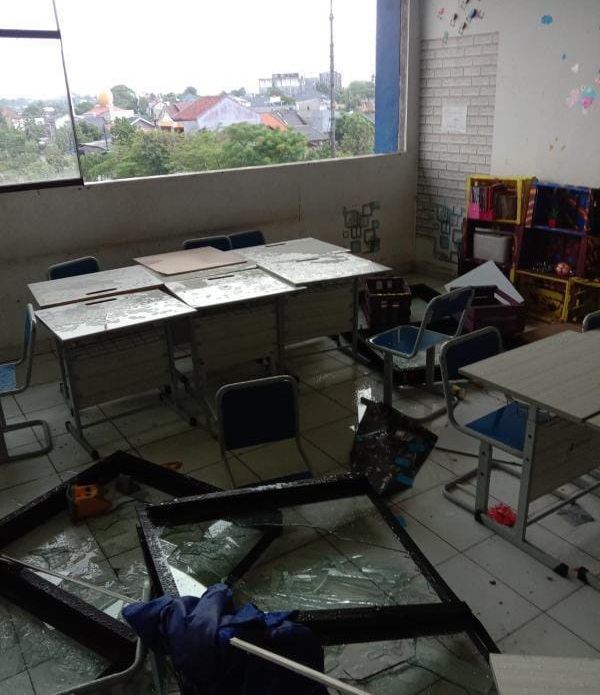 Hujan deras disertai angin kencang mengakibatkan sebagian ruangan kelas di SMPN 32 Kota Tangerang, Jumat 17 Desember 2021 sore, rusak parah.