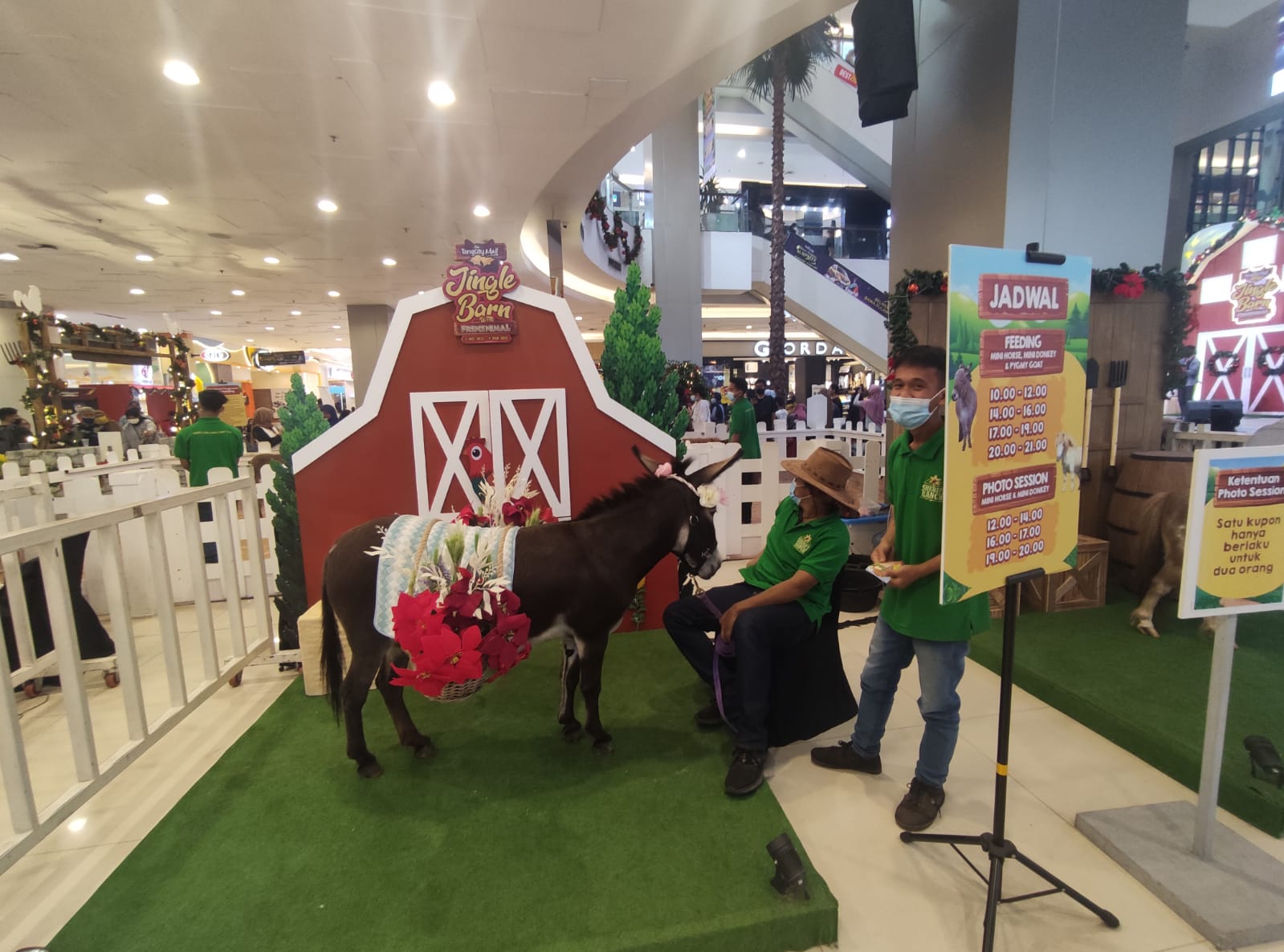 Momen liburan akhir tahun dengan nuansa peternakan ditampilkan lewat dekorasi serta kehadiran beberapa hewan mini sebagai sarana wisata edukasi cinta satwa dengan tema Jingle Barn di area Main Atrium, Lantai GF Tangcity Mal.