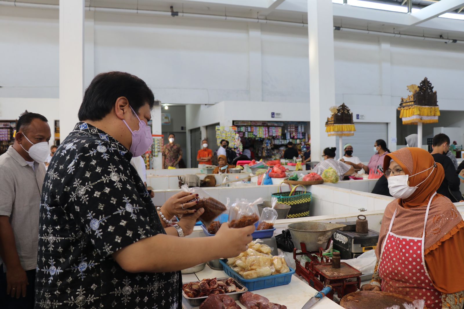 Menteri Koordinator Bidang Perekonomian Airlangga Hartarto menggelar inspeksi mendadak (sidak) di Pasar Phula Kerti, Denpasar, Bali, Sabtu (18/12).