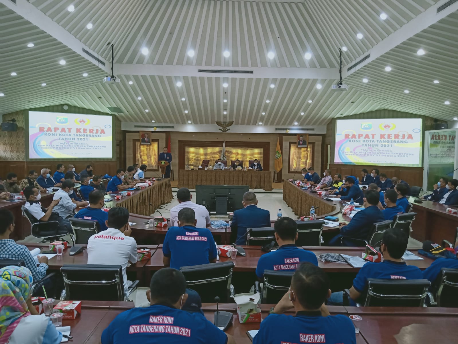 Ketua KONI Kota Tangerang Hadi Rusman sambutan pada Raker KONI di ruang Akhlakul Karimah, Sabtu (18/12).