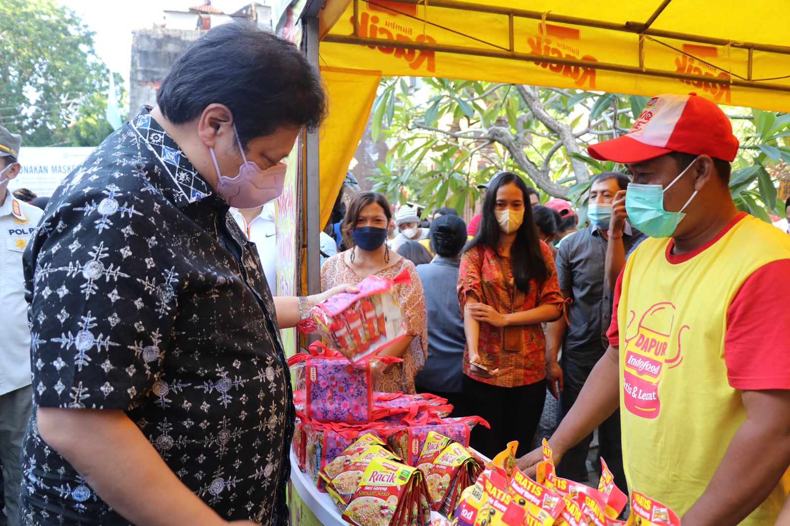 Menteri Koordinator Bidang Perekonomian Airlangga Hartarto menggelar inspeksi mendadak (sidak) di Pasar Phula Kerti, Denpasar, Bali, Sabtu (18/12).