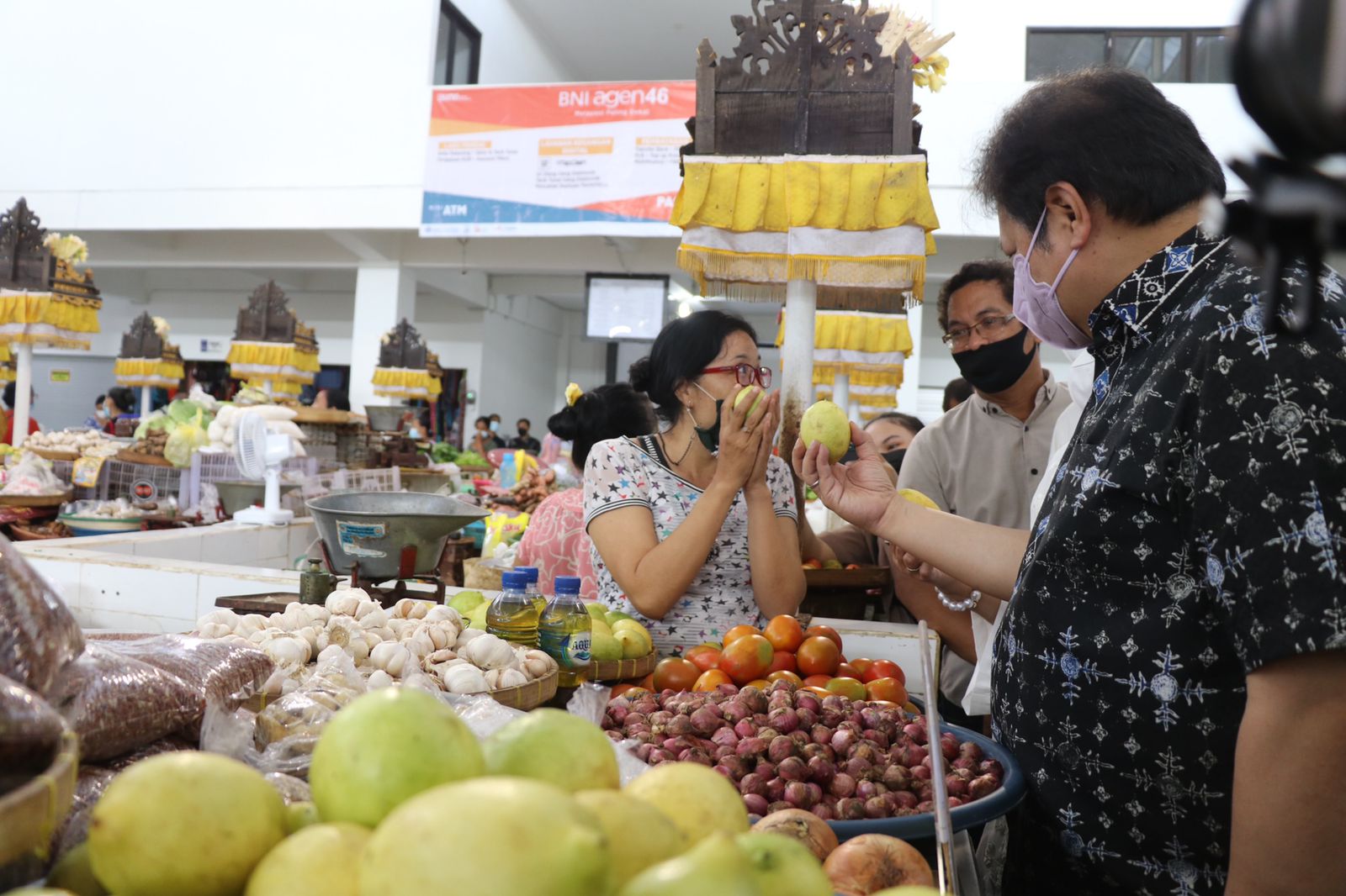 Menteri Koordinator Bidang Perekonomian Airlangga Hartarto menggelar inspeksi mendadak (sidak) di Pasar Phula Kerti, Denpasar, Bali, Sabtu (18/12).