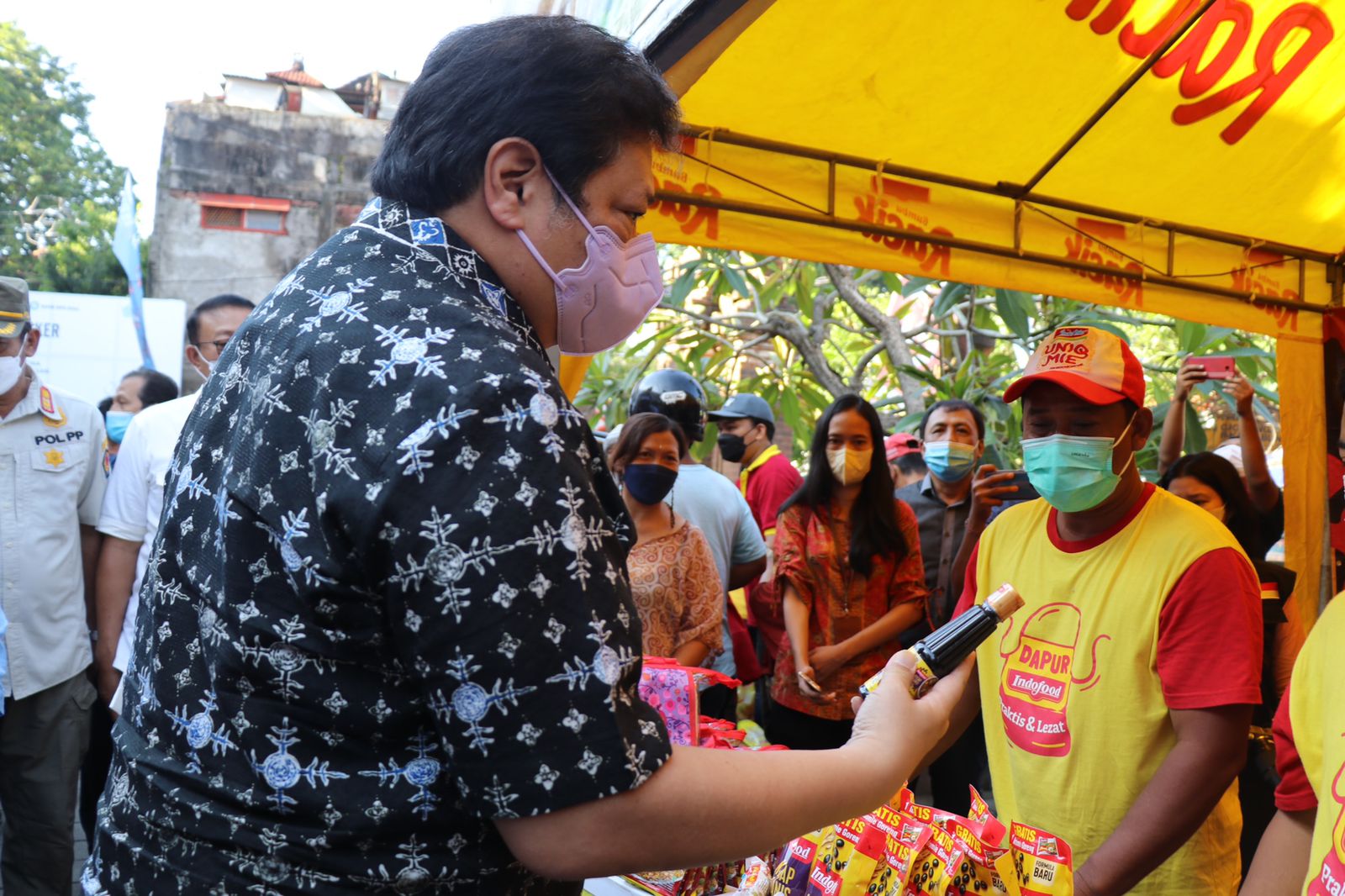 Menteri Koordinator Bidang Perekonomian Airlangga Hartarto menggelar inspeksi mendadak (sidak) di Pasar Phula Kerti, Denpasar, Bali, Sabtu (18/12).