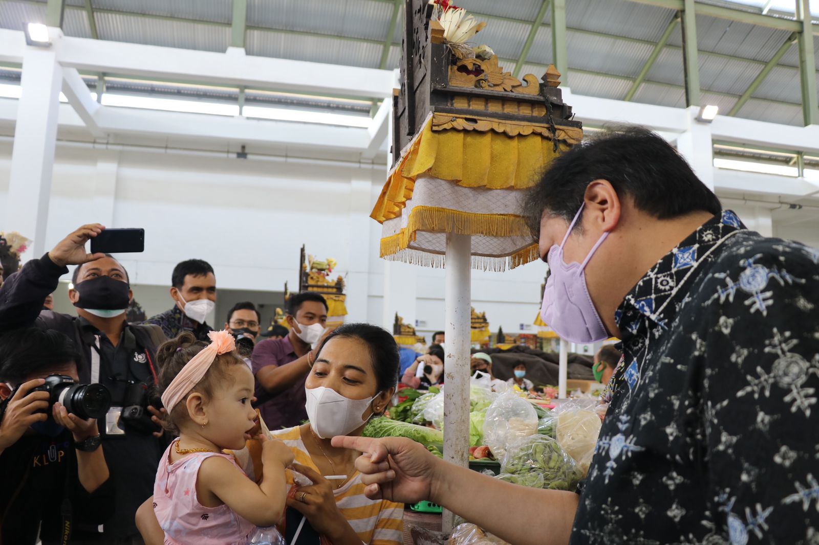 Menteri Koordinator Bidang Perekonomian Airlangga Hartarto menggelar inspeksi mendadak (sidak) di Pasar Phula Kerti, Denpasar, Bali, Sabtu (18/12).