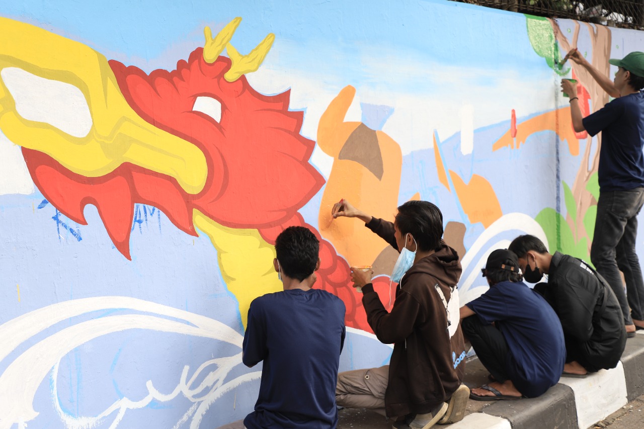 	Seniman saat mengikuti lomba mural tingkat Nasional, di sepanjang fly over Cikokol, Kota Tangerang, Sabtu 18 Desember 2021