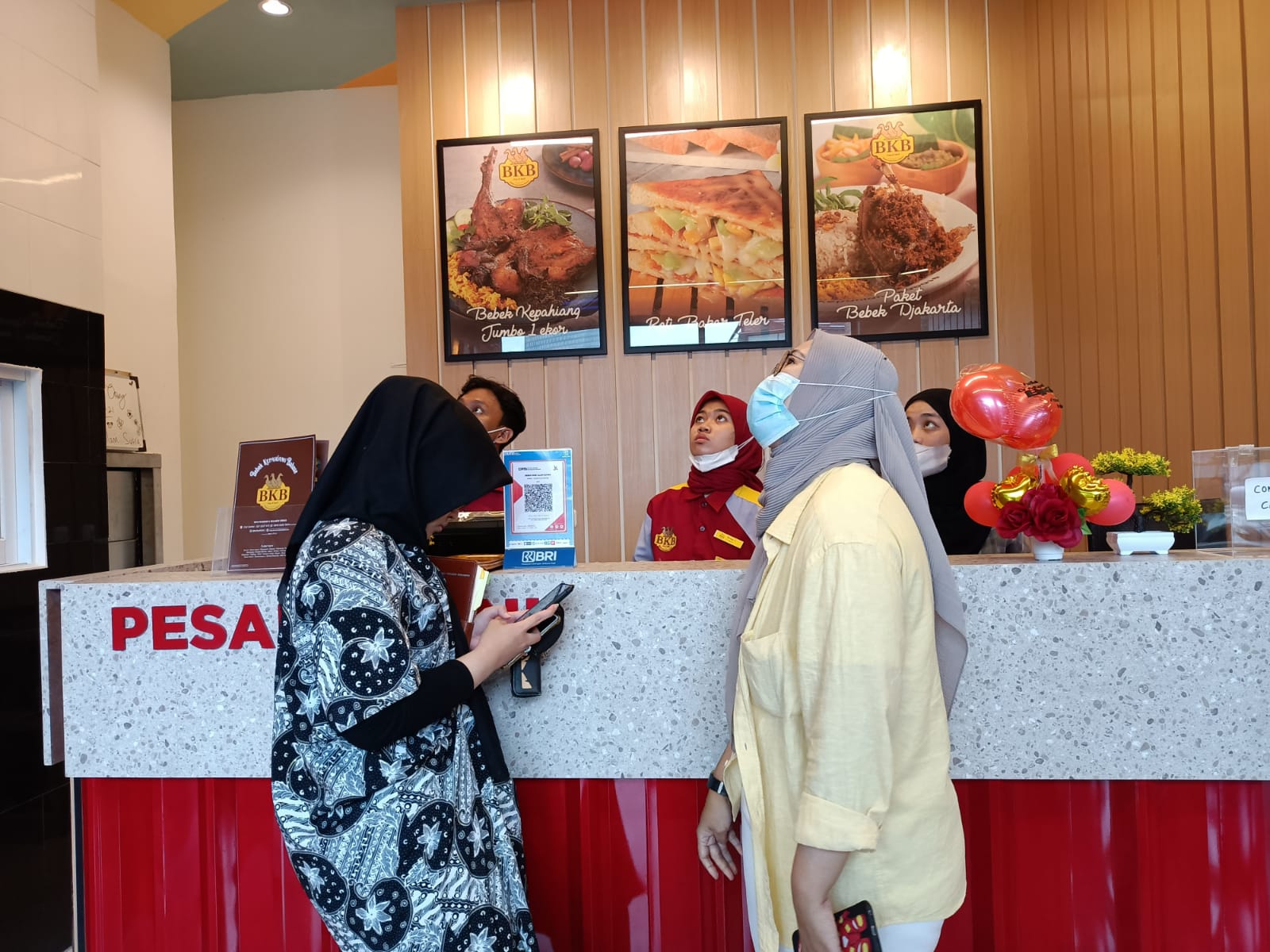 Suasana Restoran Bebek BKB Khas Bengkulu di Ruko Victoria Lane No. 9 & 10, Jalan Lingkar Barat, Alam Sutera, Kecamatan Pinang, Kota Tangerang.
