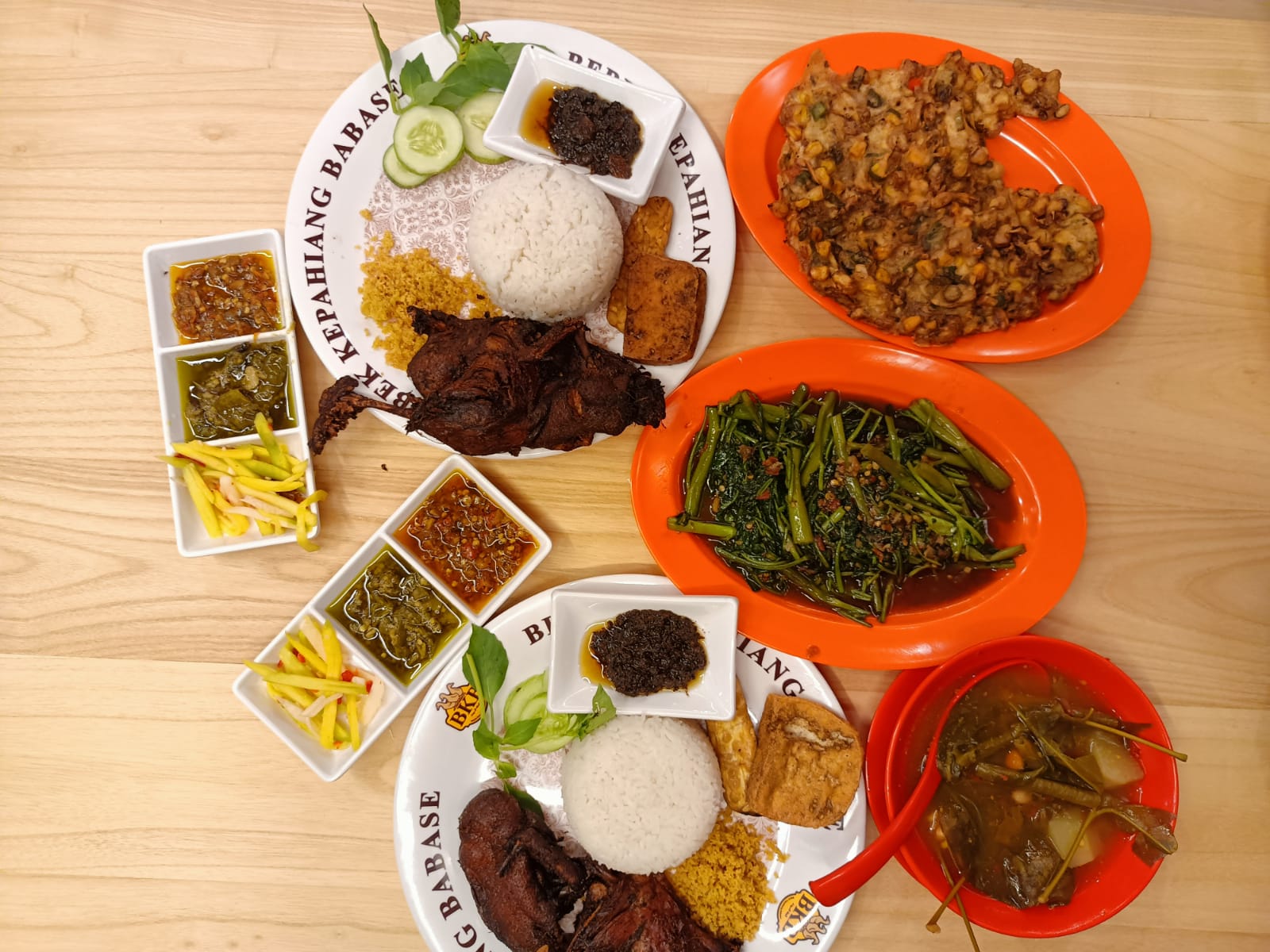 Sajian menu Restoran Bebek BKB Khas Bengkulu di Ruko Victoria Lane No. 9 & 10, Jalan Lingkar Barat, Alam Sutera, Kecamatan Pinang, Kota Tangerang.