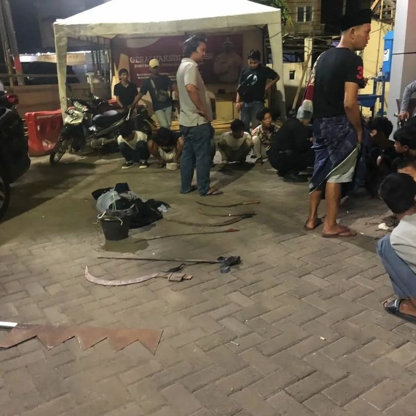 Puluhan geng motor saat di amankan Jatanras Polresta Tangerang dan Polda Banten serta senjata tajam.