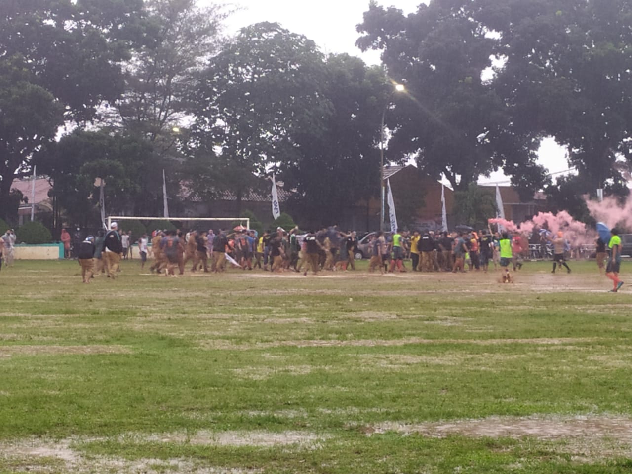 Pertandingan sepakbola antar Organisasi Perangkat Daerah (OPD) se-Kota Tangerang Selatan diwarnai kericuhan, Senin 20 Desember 2021.