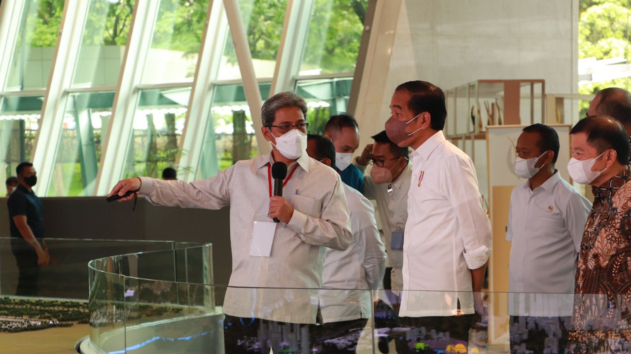 Presiden Joko Widodo bersama Menteri Perencanaan Pembangunan Nasional/ Badan Perencanaan Pembangunan Nasional, Suharso Monoarfa di Kawasan Green Office Park, BSD City pada Jumat, 24 Desember 2021.