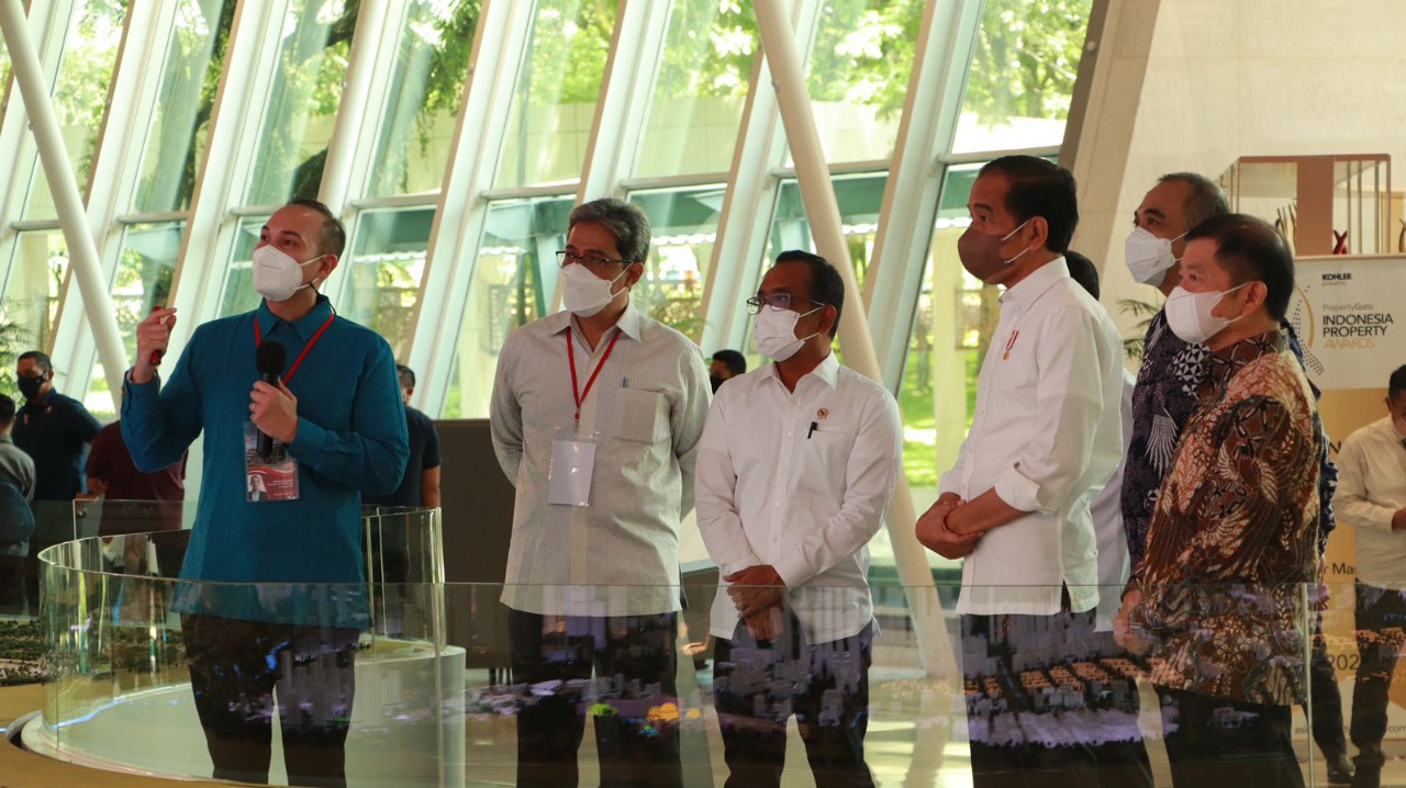 Presiden Joko Widodo bersama Menteri Perencanaan Pembangunan Nasional/ Badan Perencanaan Pembangunan Nasional, Suharso Monoarfa di Kawasan Green Office Park, BSD City pada Jumat, 24 Desember 2021.