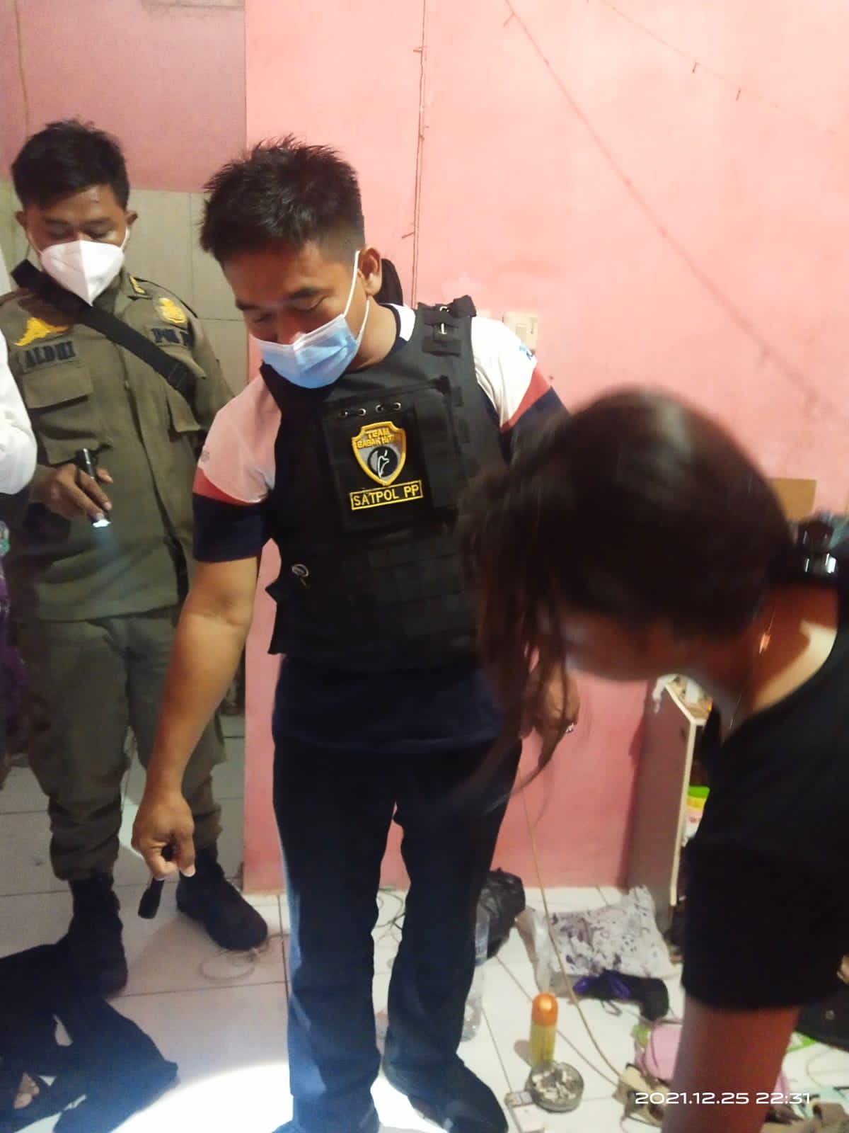 Satuan Polisi Pamong Praja (Satpol PP) Kota Tangerang Selatan kembali menggerebek salah satu indekos yang berlokasi di wilayah Lengkong Wetan, Serpong, Tangerang Selatan, Sabtu, 25 Desember 2021 malam.
