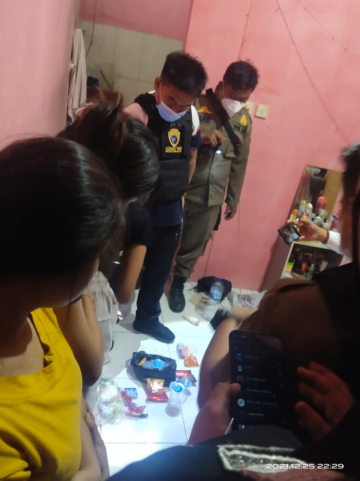Satuan Polisi Pamong Praja (Satpol PP) Kota Tangerang Selatan kembali menggerebek salah satu indekos yang berlokasi di wilayah Lengkong Wetan, Serpong, Tangerang Selatan, Sabtu, 25 Desember 2021 malam.