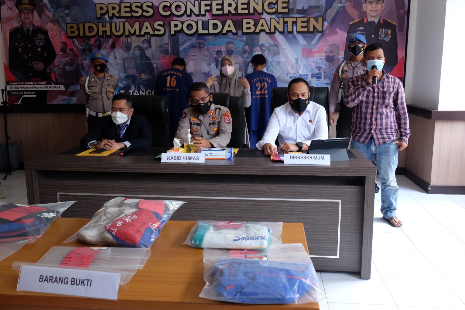 Kabid Humas Polda Banten AKBP Shinto Silitonga didampingi Dirkrimum Polda Banten Kombes Pol Ade Rahmat dan Kuasa hukum Gubernur Banten Asep Abdulah Busro, memberikan keterangan pers kepada awak media di Mapolda Banten, Senin 27 Desember 2021.